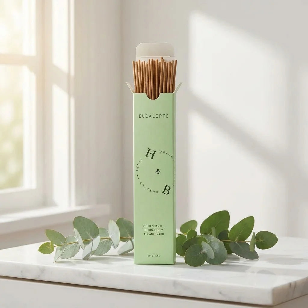 Encens naturel eucalyptus 10 bâtons sur marbre blanc avec feuilles fraîches