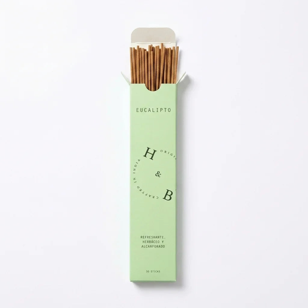 Boîte d'encens naturel eucalyptus avec bâtonnets en bois, packaging vert pâle ouvert