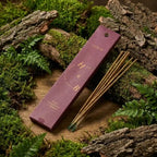 Encens naturel jasmin 10 bâtons avec emballage écologique sur fond de mousse et bois