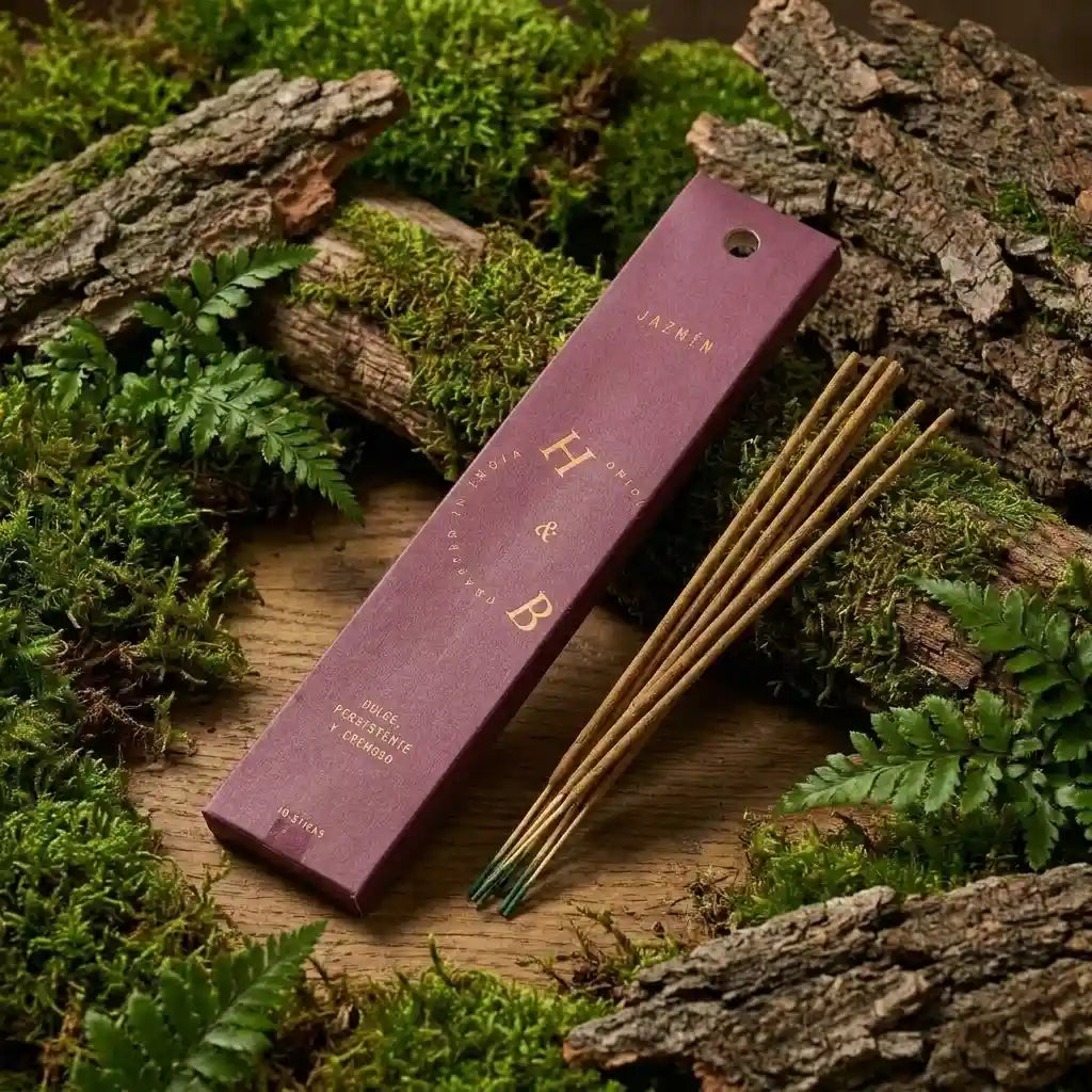 Encens naturel jasmin 10 bâtons avec emballage écologique sur fond de mousse et bois