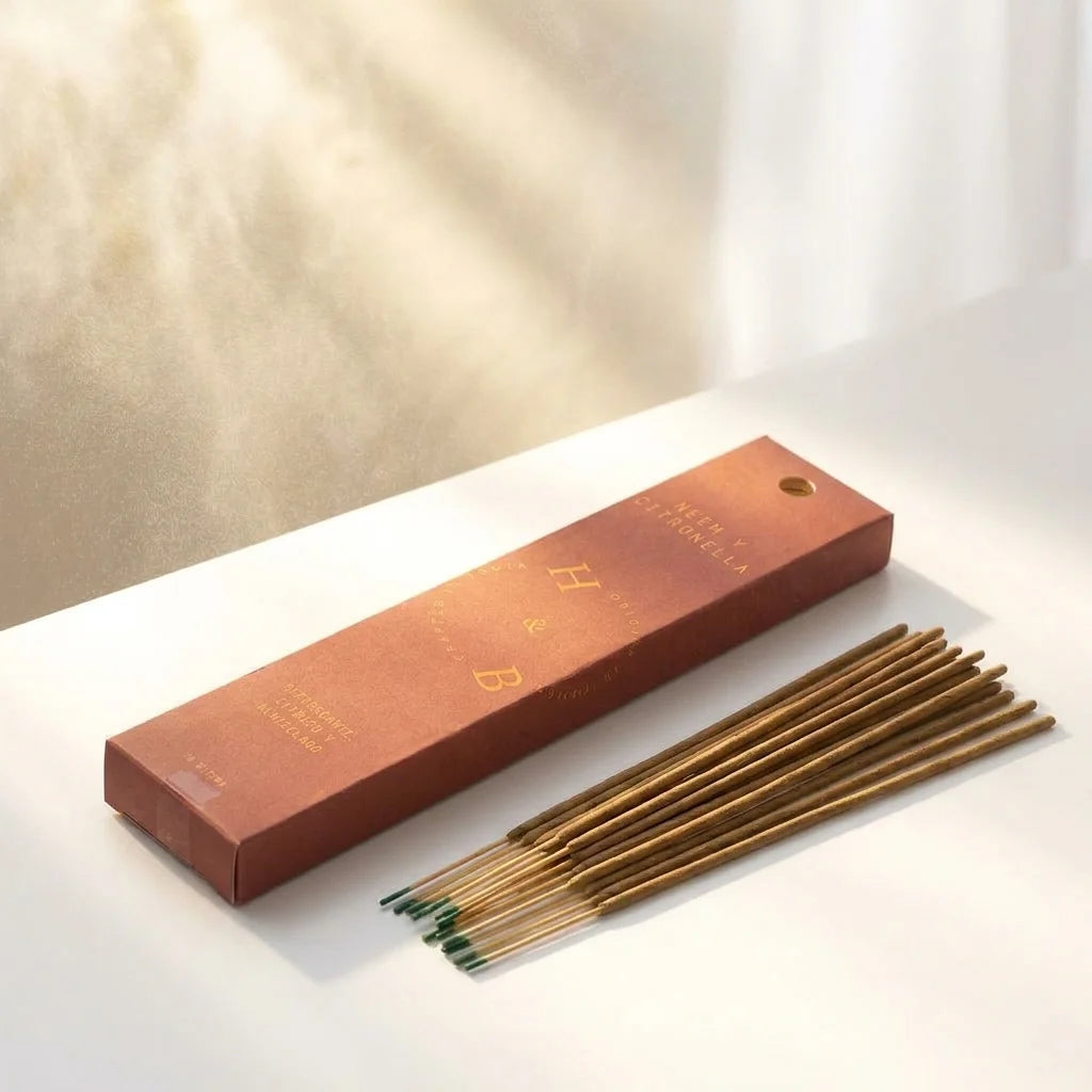 Bâtons d'encens naturel Neem & Citronnelle avec emballage terracotta sur fond blanc