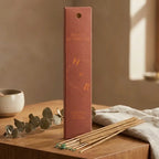 Encens naturel Neem & Citronnelle 10 bâtons en packaging terracotta dans un espace de méditation zen