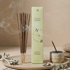 Encens naturel sauge blanche 10 bâtons avec emballage vert, fumée apaisante et éléments botaniques