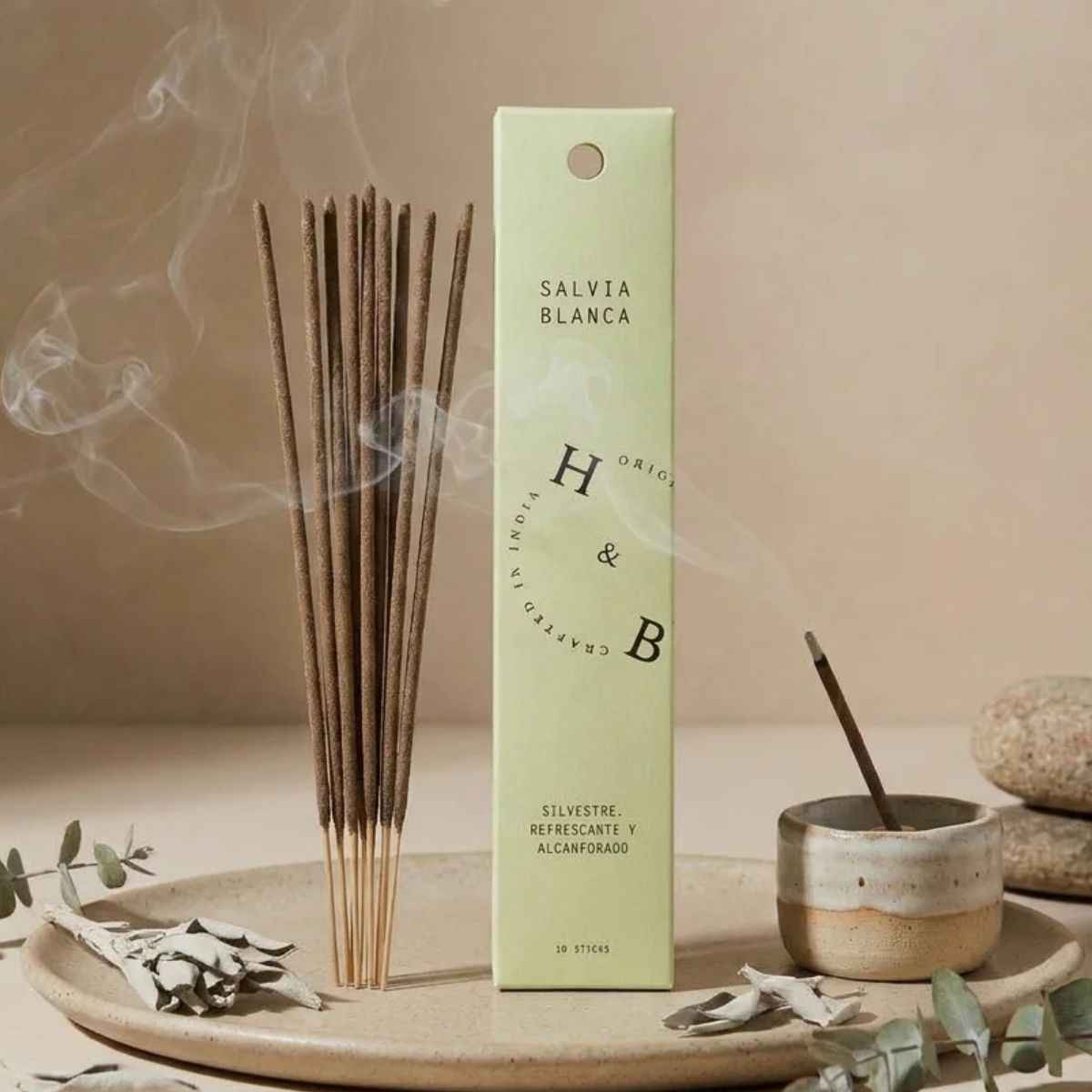 Encens naturel sauge blanche 10 bâtons avec emballage vert, fumée apaisante et éléments botaniques