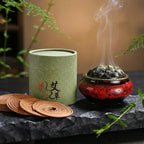 Encens spirale armoise 24pcs avec brûleur rouge et packaging sage-green sur ardoise