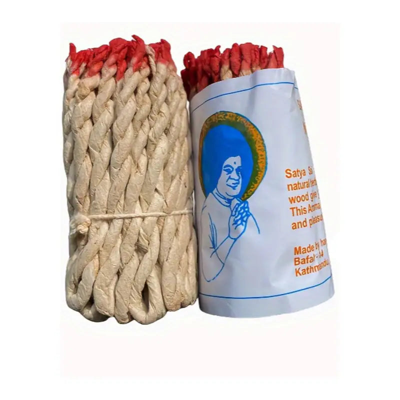 Zoom sur les détails d'une tresse de 40 pièces d'encens en corde du Nepal  Parfum Sauge blanche