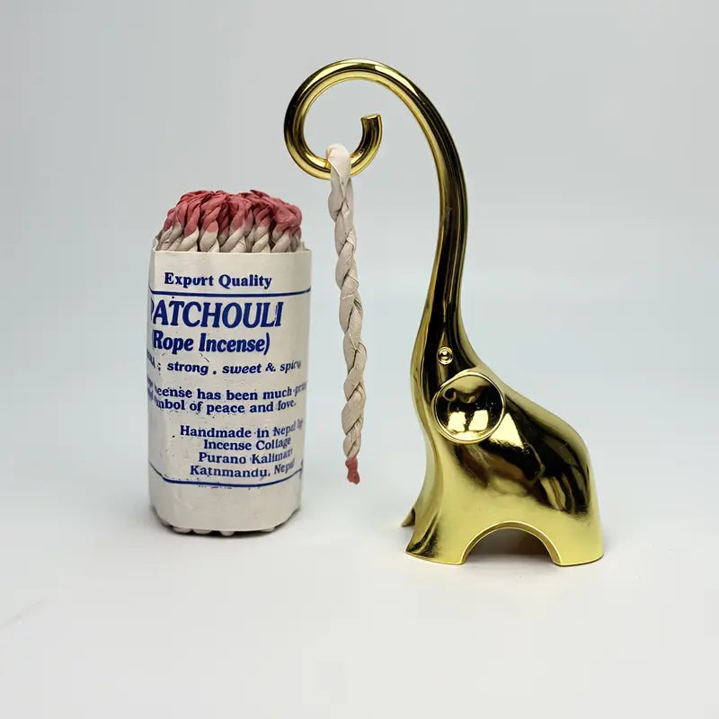Un encens en corde parfum patchouli accroché à un porte encens