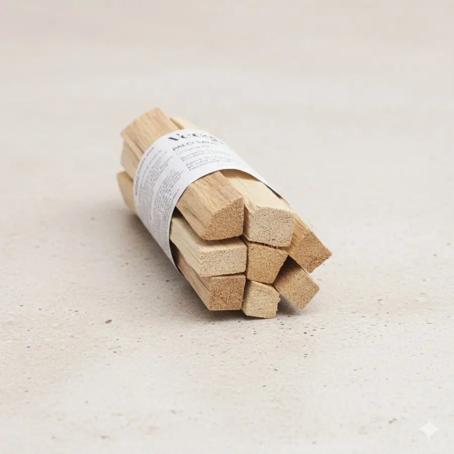 Un fagot de bâtons de palo santo de la maque Veegreen, sur une table en marbre beige