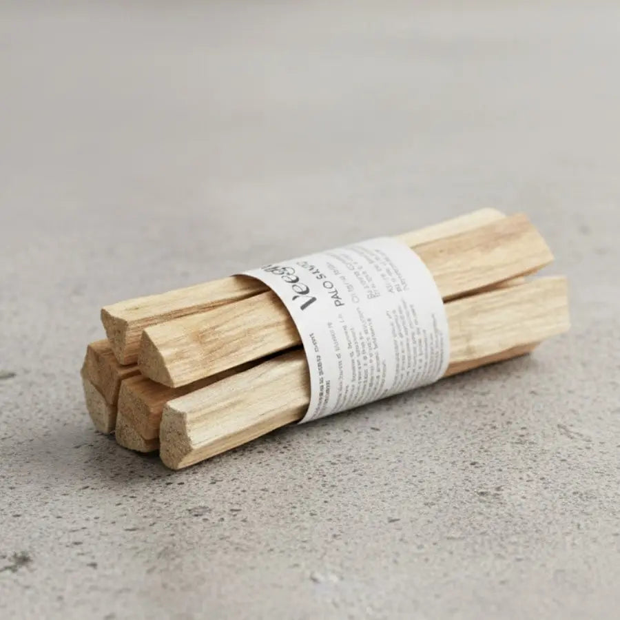 Un fagot de bâtons de palo santo de la maque Veegreen, sur une table en marbre gris