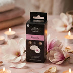 Fondant cire parfumée Magnolia Scentchips en packaging noir avec fleurs fraîches