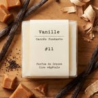 Fondant cire vanille caramel Drake avec ingrédients naturels sur bois chaud