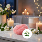 Fondant de cire parfumé Jasmin Scentchips en forme de cœur rose pâle sur vanité élégante