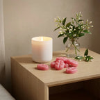 Fondant de cire parfumé Jasmin Scentchips sur table de nuit avec fleurs de jasmin frais