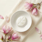 Fondant de cire parfumé Scentchips Magnolia dans bol blanc avec fleurs roses