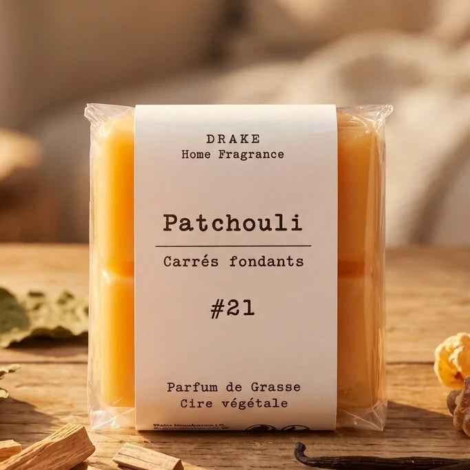 Fondant Patchouli Drake cire végétale naturelle sur surface bois avec décoration botanique