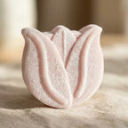 Fondant Tulipe HomeBreeze 15g rose pâle sur surface neutre avec éclairage naturel