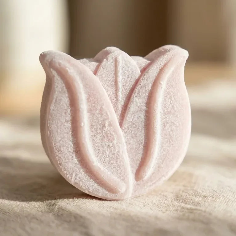 Fondant Tulipe HomeBreeze 15g rose pâle sur surface neutre avec éclairage naturel