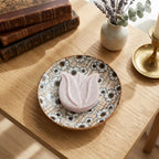 Fondant tulipe HomeBreeze 15g rose poudré sur assiette décorée, ambiance home fragrance premium