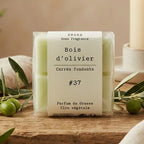 Fondants cire Bois d'Olivier Drake avec branches d'olivier et bougie allumée, décoration minimaliste