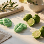 Fondants cire parfumée Bergamote Scentchips verts sur marbre avec agrumes frais