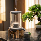 Fontaine à encens backflow céramique avec fumée cascadante sur surface marbre, design zen minimaliste
