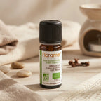 Flacon d'huile essentielle bio clou de girofle 10ml Florame sur fond neutre