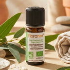 Flacon Huile essentielle Bio Eucalyptus Citriodora 10ml Florame avec feuilles fraîches et ambiance spa