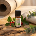 Huile essentielle Bio Gaulthérie Florame 10ml avec feuilles fraîches sur bois naturel