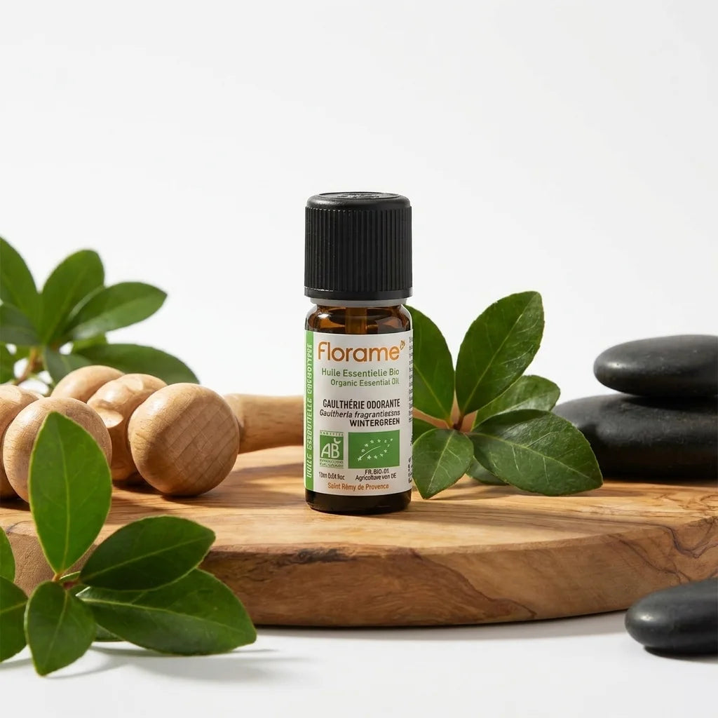 Huile essentielle Bio Gaulthérie odorante Florame 10ml avec feuilles fraîches et accessoires massage
