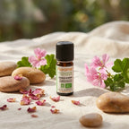 Huile essentielle Bio Géranium Bourbon Florame 5ml sur lin crème avec pétales et fleurs