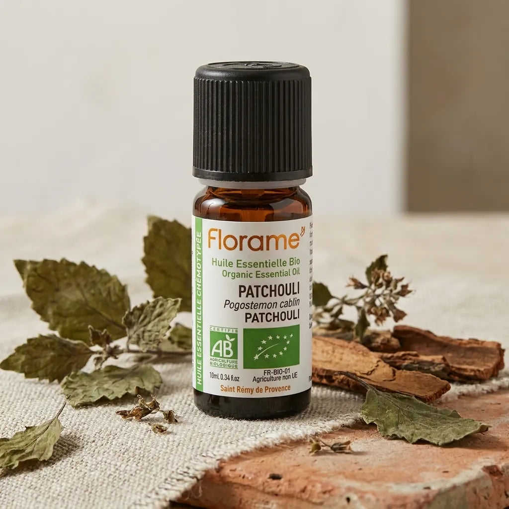 Huile essentielle Bio Patchouli 10ml Florame en flacon verre ambré avec feuilles séchées