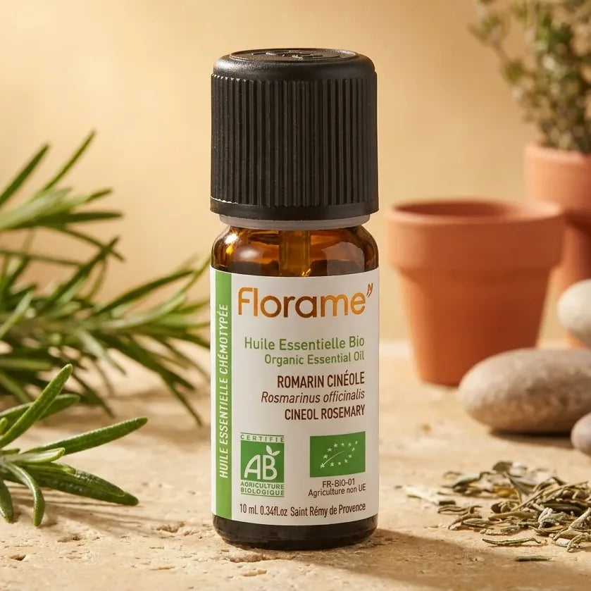 Huile essentielle bio romarin cinéole Florame 10 ml flacon sur fond blanc