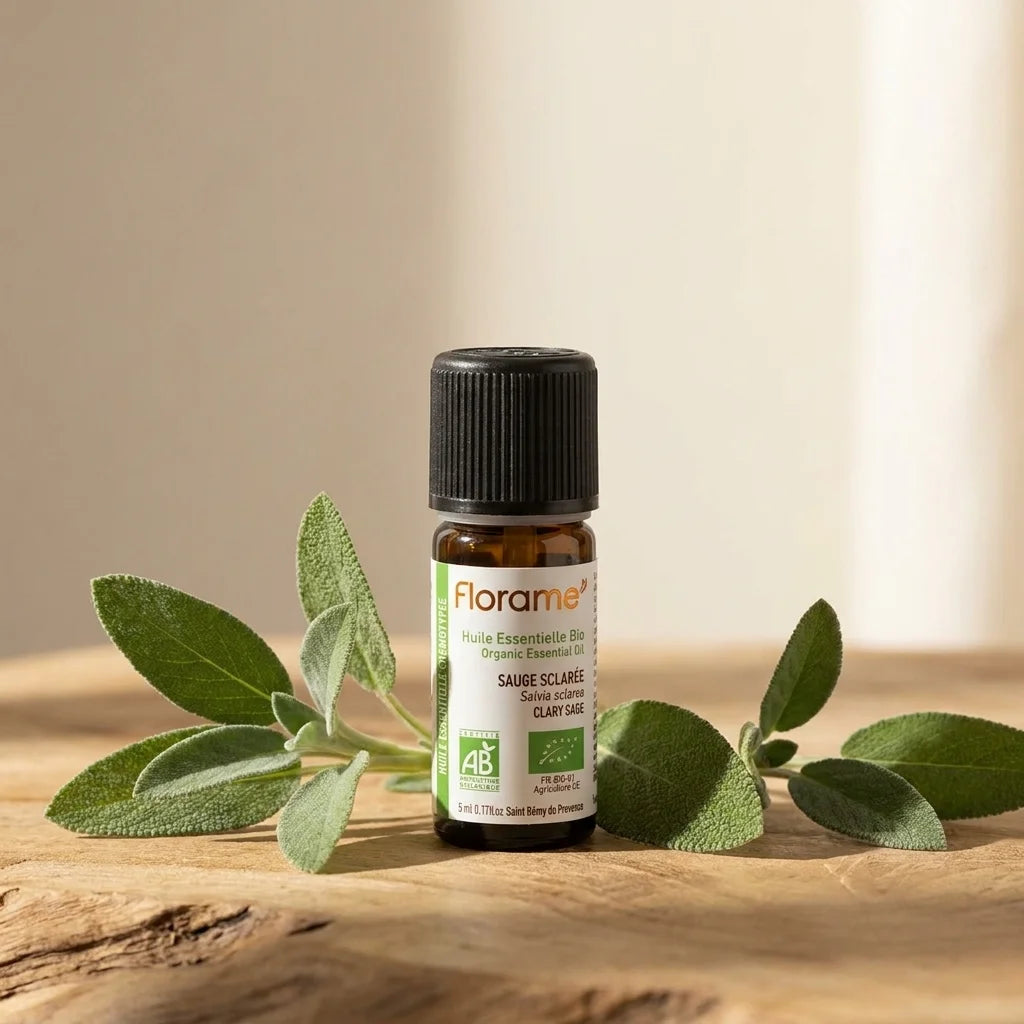 Huile essentielle Bio Sauge Sclarée 5ml Florame sur surface bois avec feuilles de sauge