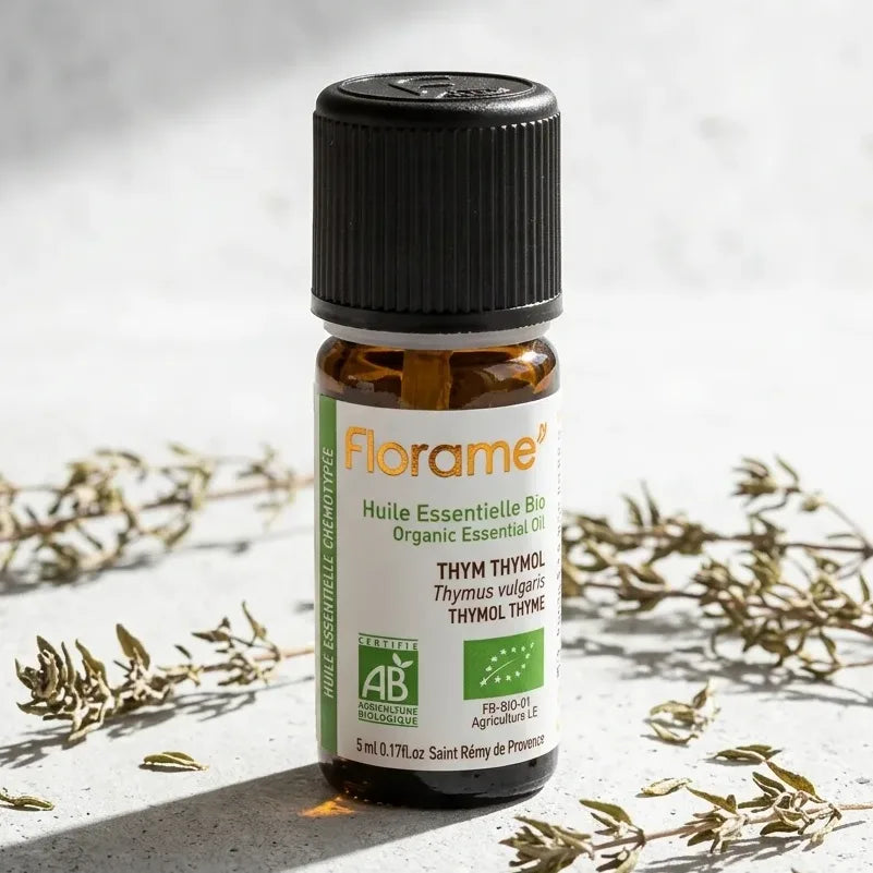 Huile essentielle bio thym fort Florame 5ml avec certification AB sur surface pierre Provence