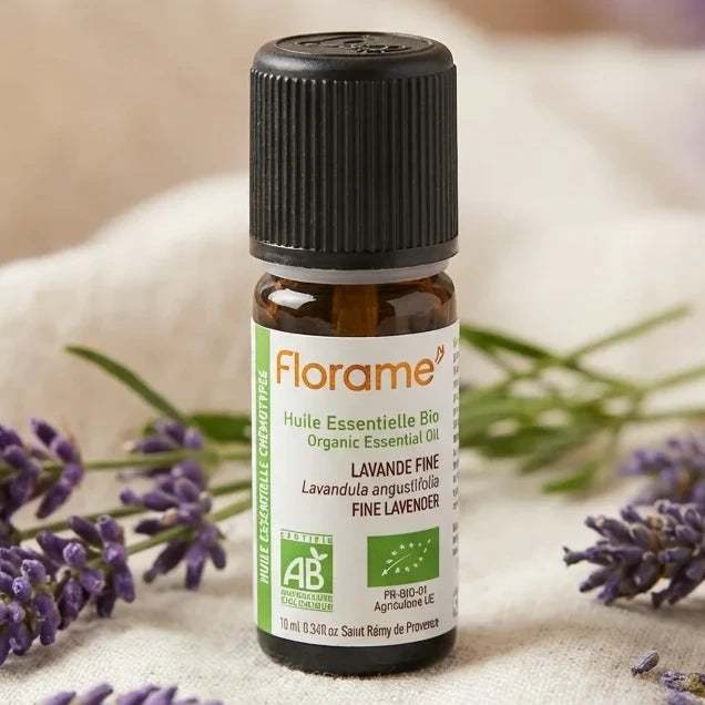 Huile essentielle de Lavande Fine bio Florame 10ml avec fleurs séchées sur lin