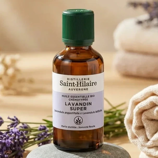 Huile essentielle Lavandin Super Bio Saint-Hilaire 50ml avec fleurs de lavande et pierre de spa