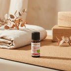 Huiles essentielles Yoga Bio Florame 10ml sur tapis de yoga, ambiance wellness naturelle
