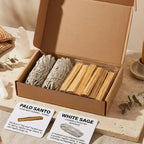 Kit de Purification Prestige avec sauges blanches et bâtons palo santo sur fond neutre
