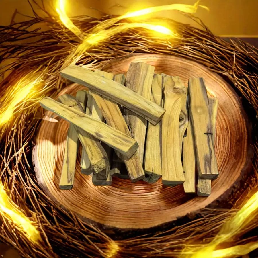 10 bâtons de palo santo posés sur un rondin de bois