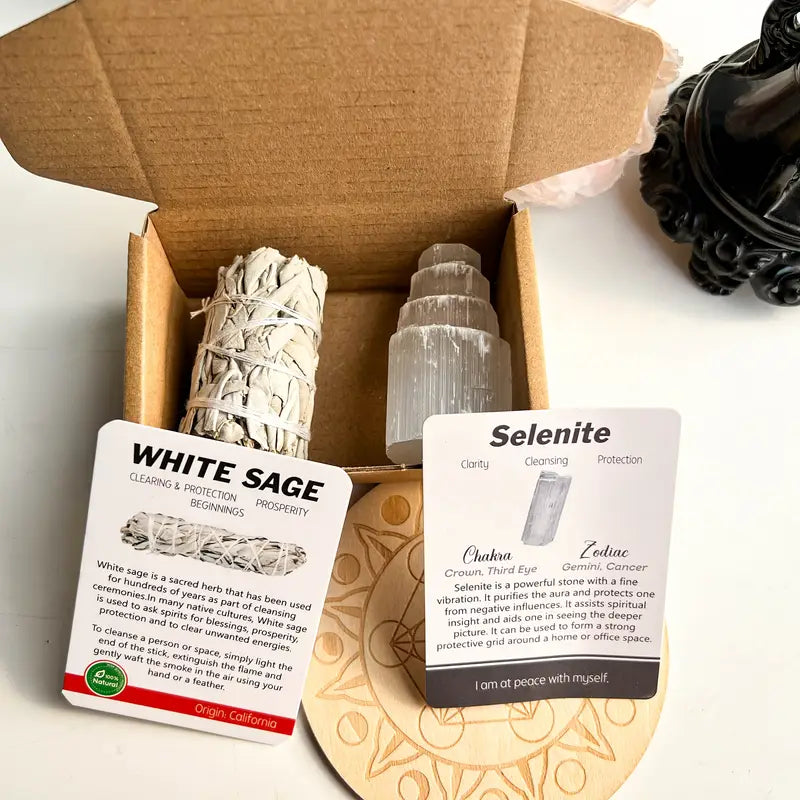 Un Mini coffret de Purification comprenant 1 Sauge Blanche & 1 Sélénite, avec deux cartes explicatives