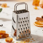 Mini râpe argentée avec carreaux d'ambre Scentchips sur marbre blanc