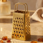 Mini râpe dorée pour carré d'ambre Scentchips sur marbre avec chips d'ambre dispersées