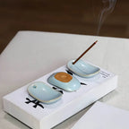 Un Mini bâtons d'encens naturel en train de se consumer sur un porte-encens