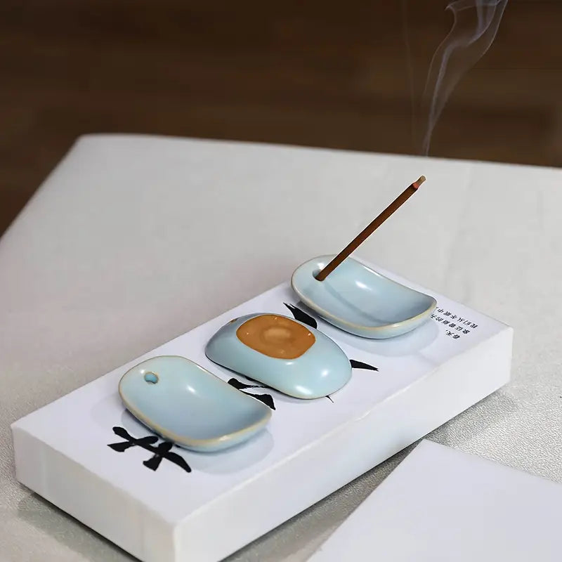 Un Mini bâtons d'encens naturel en train de se consumer sur un porte-encens