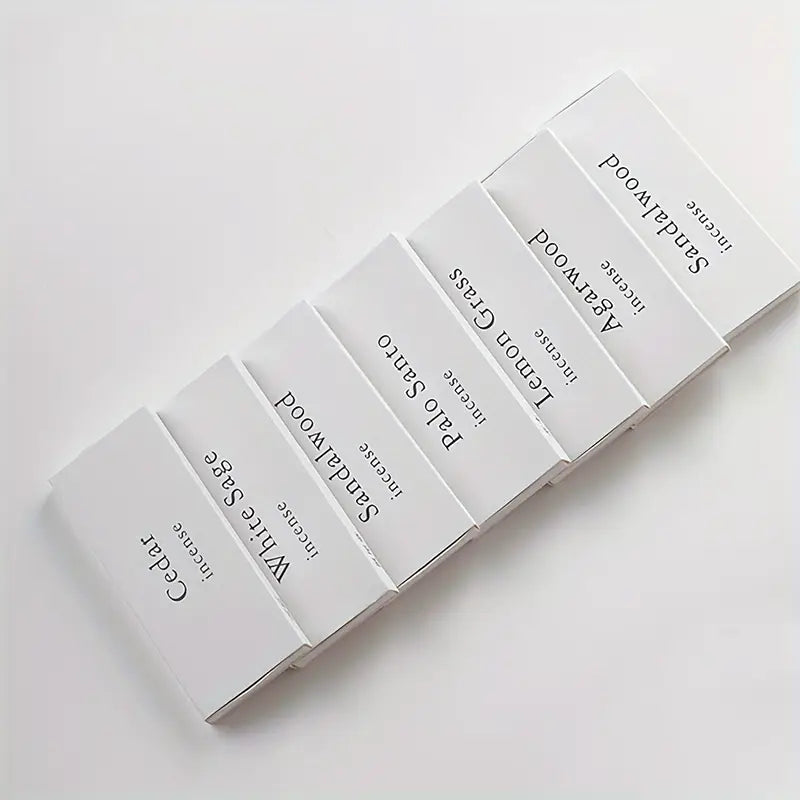 Les boites des 5 senteurs de Mini bâtons d'encens naturel (10 unités) alignées comme des dominos