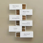 Les boites des 5 senteurs de Mini bâtons d'encens naturel (10 unités) alignées sur une table