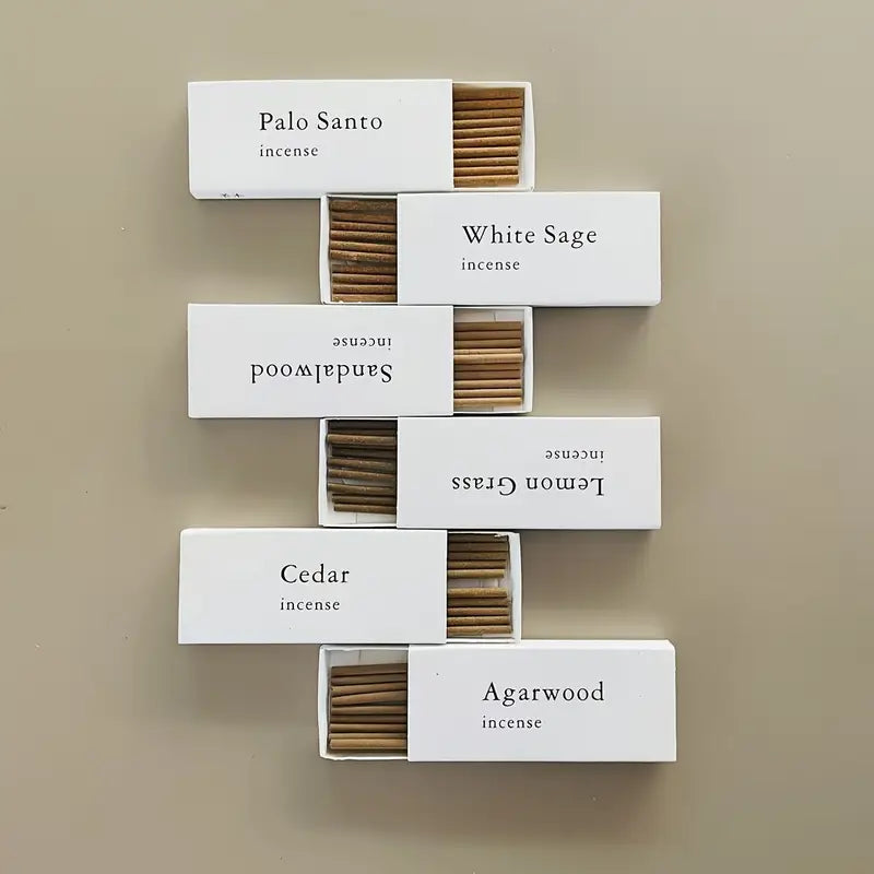 Les boites des 5 senteurs de Mini bâtons d'encens naturel (10 unités) alignées sur une table