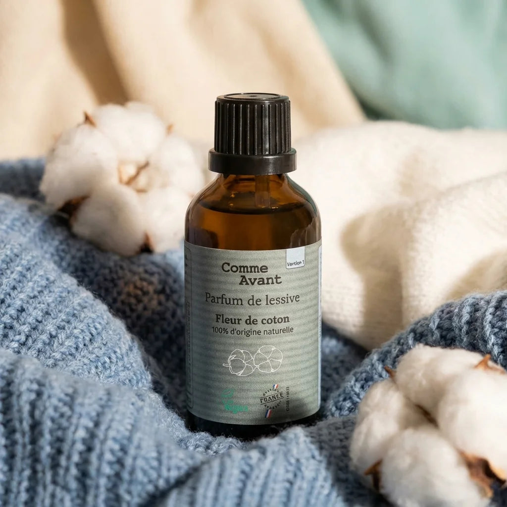 Parfum de lessive Comme Avant 50ml fleur de coton sur tissu bleu avec coton blanc
