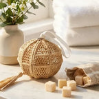 Pomme Raphia Parfumée Ambre diffuseur rechargeable sur marbre avec éléments botaniques