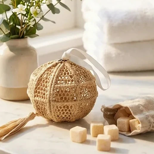 Pomme Raphia Parfumée Ambre diffuseur rechargeable sur marbre avec éléments botaniques